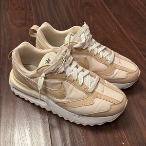 Nike Women's Air Max Dawn 7.5